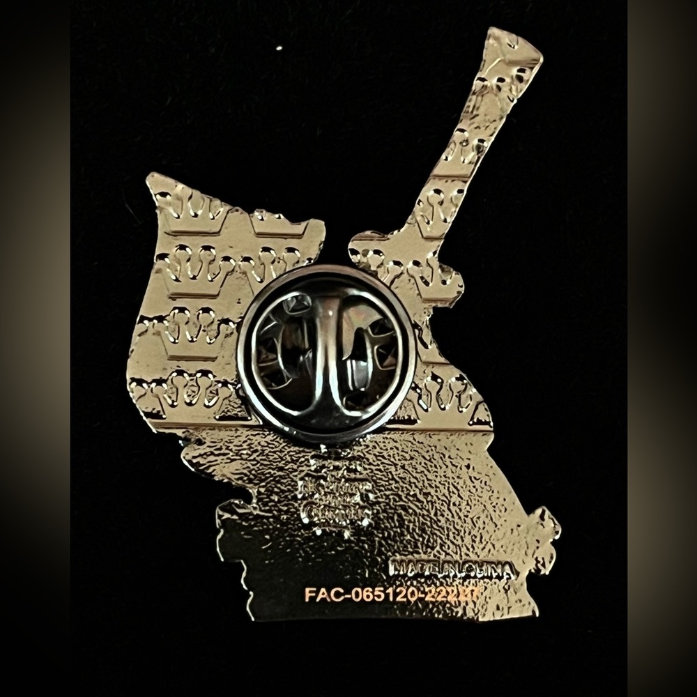 Loungefly Nightmare Before Christmas Classic Character Enamel Pin - Mayor N w/B - Picture 2 of 6